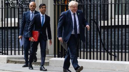 El secretario de Salud del Reino Unido, Sajid Javid, el canciller de Hacienda, Rishi Sunak, y el primer ministro Boris Johnson, en Londres, el 7 de septiembre de 2021