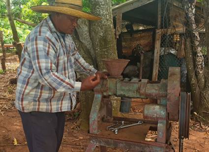 Molino recuperado por Alejandro para la extracción de aceite de ajonjolí.