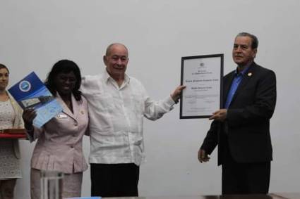  De manos de la rectora de la UO y del titular del MES José Ramón Saborido recibió Lázaro Expósito el título de Doctor Honoris Causa de la UO