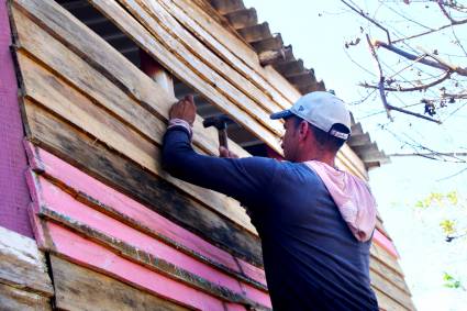 Levantar las viviendas es una tarea ardua que moviliza a los afectados con el apoyo de otros. 