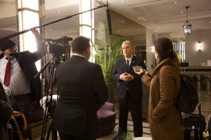 Ministro de Economía y Planificación conversa con la prensa cubana