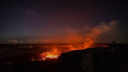 Una excelente vista para contemplar una sección del lago de lava desde la cima del volcán Kilauea.