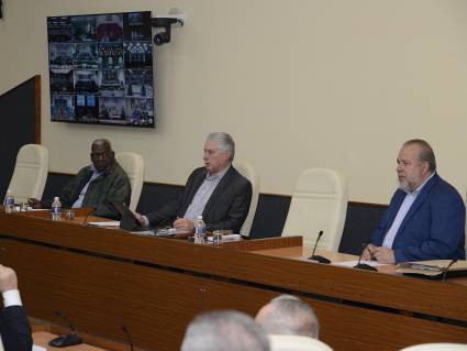 El Primer Secretario del Comité Central del Partido Comunista y Presidente de la República, Miguel Díaz-Canel Bermúdez, tuvo lugar en la mañana de este miércoles, desde el Palacio de la Revolución, la reunión de chequeo a cómo marcha la recuperación de los territorios afectados por el reciente paso del huracán Ian.