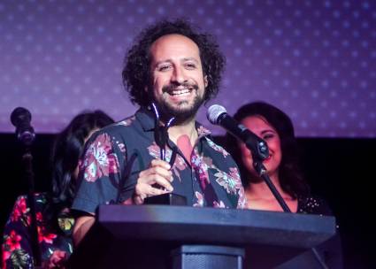 El directo boliviano Kiro Russo al recoger uno de los premios Coral en la gala de clausura del Festival Internacional del Nuevo Cine Latinoamericano