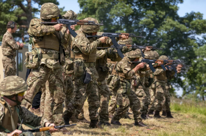 Reclutas ucranianos entrenando en base militar cerca de Manchester.