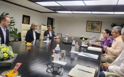 Encuentro en La Habana entre Jorge Luis Perdomo Di-Lella, vice primer ministro cubano, y Candace Johnson, presidenta y directora ejecutiva del centro científico norteamericano.