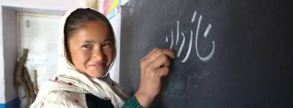 La joven Nazdana, a pesar de la situación subordinada de las mujeres en Afganistán sueña con ser periodista 