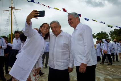 Presidente Díaz-Canel, acompañado por AMLO, sostuvo encuentro con representación de colaboradores cubanos de la salud