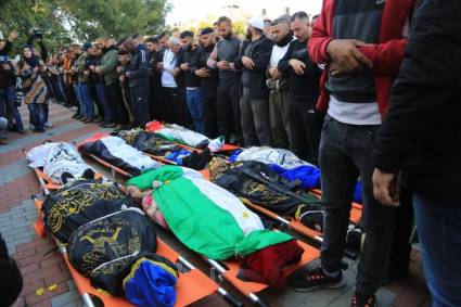 Un funeral colectivo y todas las banderas para las víctimas de la masacre de Jenin el 26 de enero de 2023