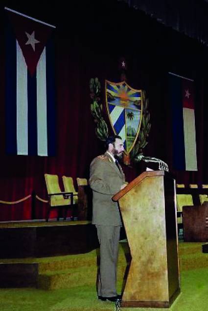 Fidel pronuncia el discurso en la sesión solemne de la constitución de la Asamblea Nacional del Poder Popular en el Teatro Karl Marx, el 2 de diciembre de 1976.