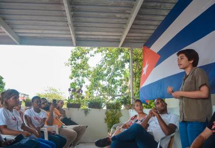 Encuentro de los integrantes del proyecto «Hola Camarada», del Partido Comunista de Estados Unidos, con jóvenes cubanos.