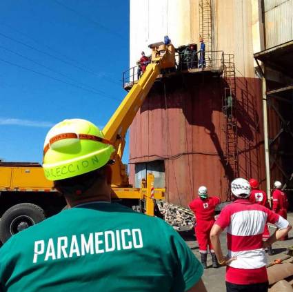 Brigadas de Rescate y Salvamento trabajan en el lugar del accidente