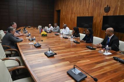 El miembro del Buró Político y vicepresidente de la República de Cuba, Salvador Valdés Mesa, dio la bienvenida en la tarde de este miércoles, desde el Palacio de la Revolución, al director general del Servicio Federal de Alguaciles de Rusia, coronel general Dimitry Aristov