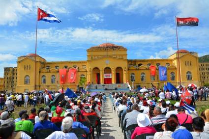 Pueblo pinero en el acto por el aniversario 68 de la excarcelación de Fidel y demás moncadistas del Presidio Modelo el 15 de Mayo de 1955 en Isla de Pinos