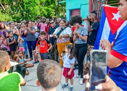 Participantes de la primera Misión de Solidaridad con Cuba de la Federación Mundial de Juventudes Democráticas visitaron el barrio El Husillo