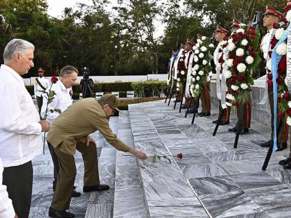 Como tributo a la gran hazaña, Raúl, Díaz-Canel y los demás miembros de la Presidencia depositaron rosas rojas.