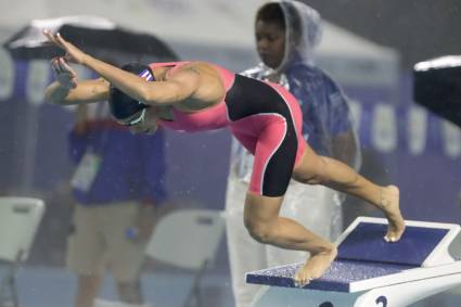 Ni siquiera la insistente lluvia evitó que Gámez consiguiera completar una actuación antológica en las piscinas cuscatlecas. 