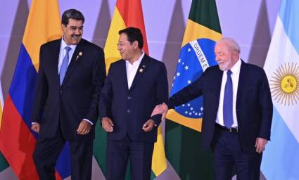 Frente a la agresión mantenida del poder imperialista, Venezuela sigue apostando a la multipolaridad. Los presidentes Maduro, Luis Arce y Lula en la reciente reunión de los países sudamericanos.