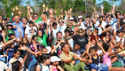 Los participantes en al siembra del Bosque del Cine en Isla de la Juventud saludan el Día Mundial del Medio Ambiente