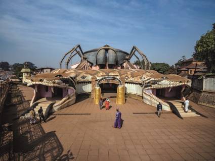 La entrada bicéfala del  Museo de Foumbam