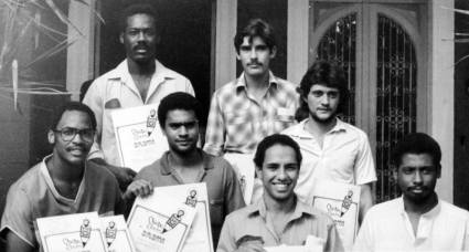 En esta foto de Perfecto Romero, y gracias a la increíble memoria de Laz, ganador del Primer Premio en historieta, pudimos reconocer a algunos de aquellos jóvenes premiados en el Chispa Joven de 1986. De izquierda a derecha, arriba: Cecilio (no el de Cecilín y Coti), Ciro Castellanos (CiCaRo) y Hurtado. Abajo: Laz, Cervantes, Ares y Betanzos.