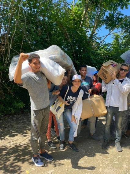 Los jóvenes estuvieron rápidamente ayudando en la recuperación.