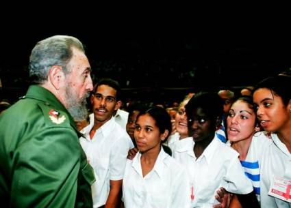 Fidel comparte con los estudiantes