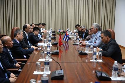 El Presidente Miguel Díaz-Canel Bermúdez recibió a los principales miembros de la delegación del Gigante Asiático que participa en la 12ma. Reunión del Grupo de Trabajo Conjunto de la Biotecnología Cuba-China, que sesiona en La Habana. 