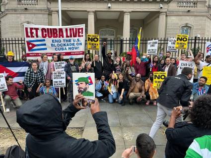 En horas de la tarde la solidaridad con Cuba se hacia presente en las afueras de la embajda