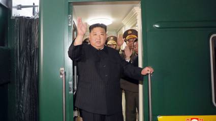 Kim Jong Un saluda desde el tren en que viajó a Rusia.