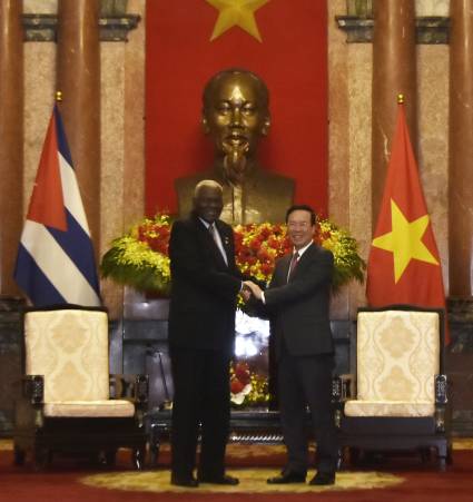 En la segunda jornada de su visita oficial a Vietnam