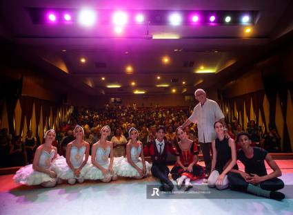 El Dr. Miguel Cabrera, historiador del Ballet Nacional de Cuba (BCN) impartió la conferencia Un encuentro con la danza, la técnica, la expresión y los estilos