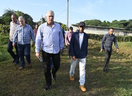 El Presidente cubano visitó la CPA Carlos Bastidas