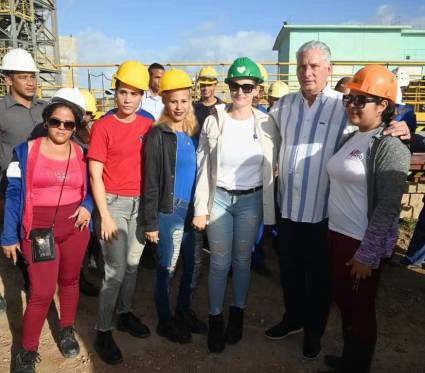 El Presidente compartió con jóvenes de la Facultad de Construcciones de la Universidad de Camagüey, que como parte de su formación, están insertados en el proceso inversionista que vive la fábrica de cemento 26 de Julio.