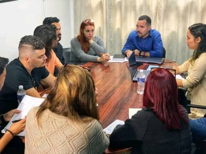 El presidente de la AHS, Yasel Toledo Garnache (al centro), comparte ideas de trabajo con los miembros de la dirección nacional de la organización. 