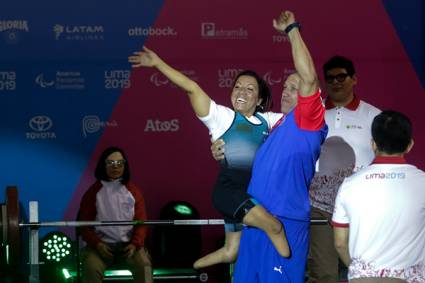 Ramón Martínez (Guaso) celebra el triunfo de la atleta Leidy Rodríguez en los Juegos Parapanamericanos de Lima 2019.