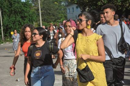 Celebrar el cumpleaños 63 de la OPJM y 62 de la vanguardia política juvenil.