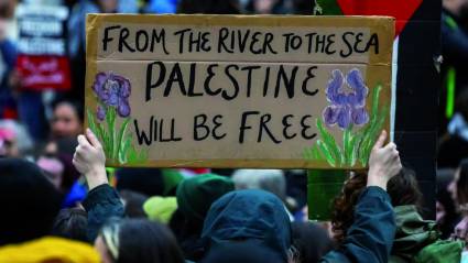 Una manifestante en Londres levanta un cartel