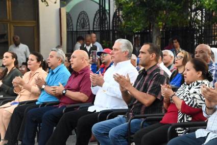Asiste Presidente Cubano Miguel Díaz -Canel Bermúdez a acto por aniversario 63 del carácter socialista de la Revolución