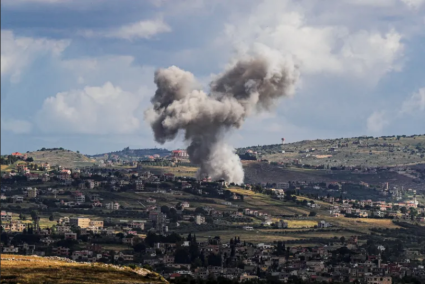 Columna de humo se levanta en poblado libanés atacado por Israel.