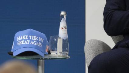 El embajador de Estados Unidos ante el organismo, Mike Waltz, mostró una gorra azul con la leyenda: 'Hagamos la ONU grande otra vez'