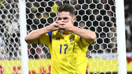Vyktor Gyokeres celebra con su habitual gesto de la máscara su gol contra Polonia. 