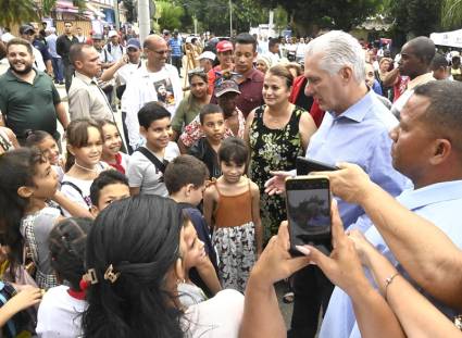 Díaz-Canel visita La Timba, en La Habana.
