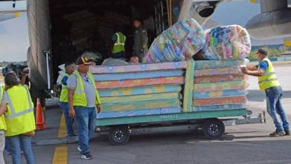 Componen la donación más de 200 kits de dormir y otros de aseo, limpieza, alimentos y ropa.