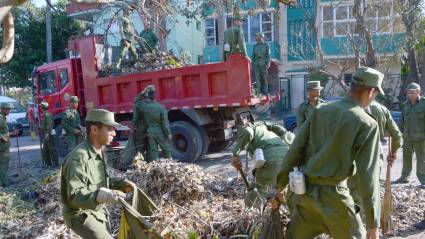Los jóvenes de las FAR se han insertado con un compromiso total en la ardua tarea de recuperar la Isla después del huracán Irma.jpg