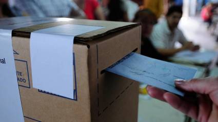 Proceso de votación popular en legislativas argentinas