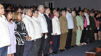 Encabeza Raúl reverencia cubana al Gran Octubre