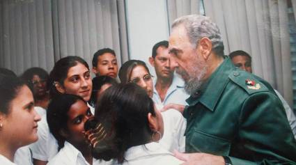 Fidel junto a estudiantes.
