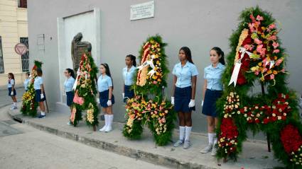 General de Ejército Raúl Castro dedica ofrenda floral a caídos en levantamiento de 1956