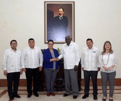 Presidente de la Asamblea Nacional, Esteban Lazo, se reúne con diputados salvadoreños en Cuba